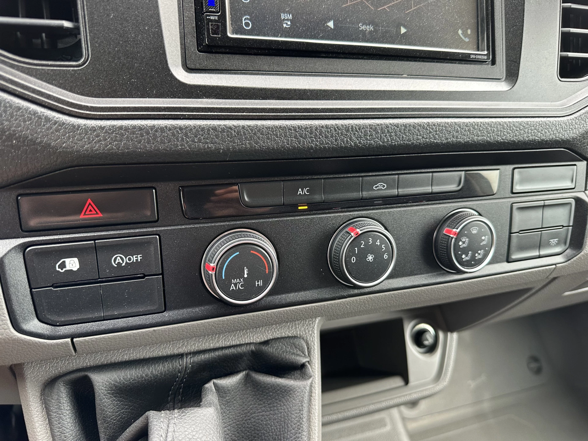 Volkswagen Crafter 2017 - 2.0 TDI 141 PK E6 / L4H3 / INRICHTING / IMPERIAAL + TRAP / 3 TONS TREKHAAK / CAMERA / AIRCO afbeelding 15