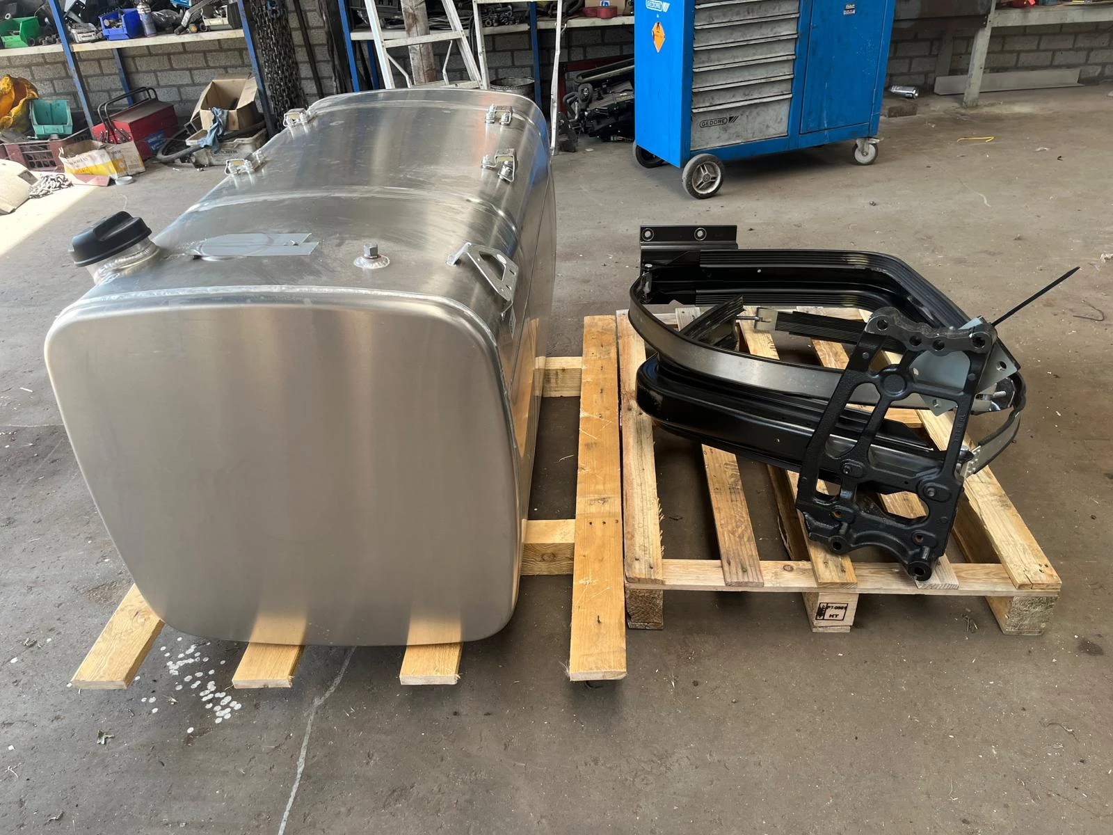 DAF - Brandstoftank Diesel 580L 2241599 eerste montage compleet met steunen afbeelding 2