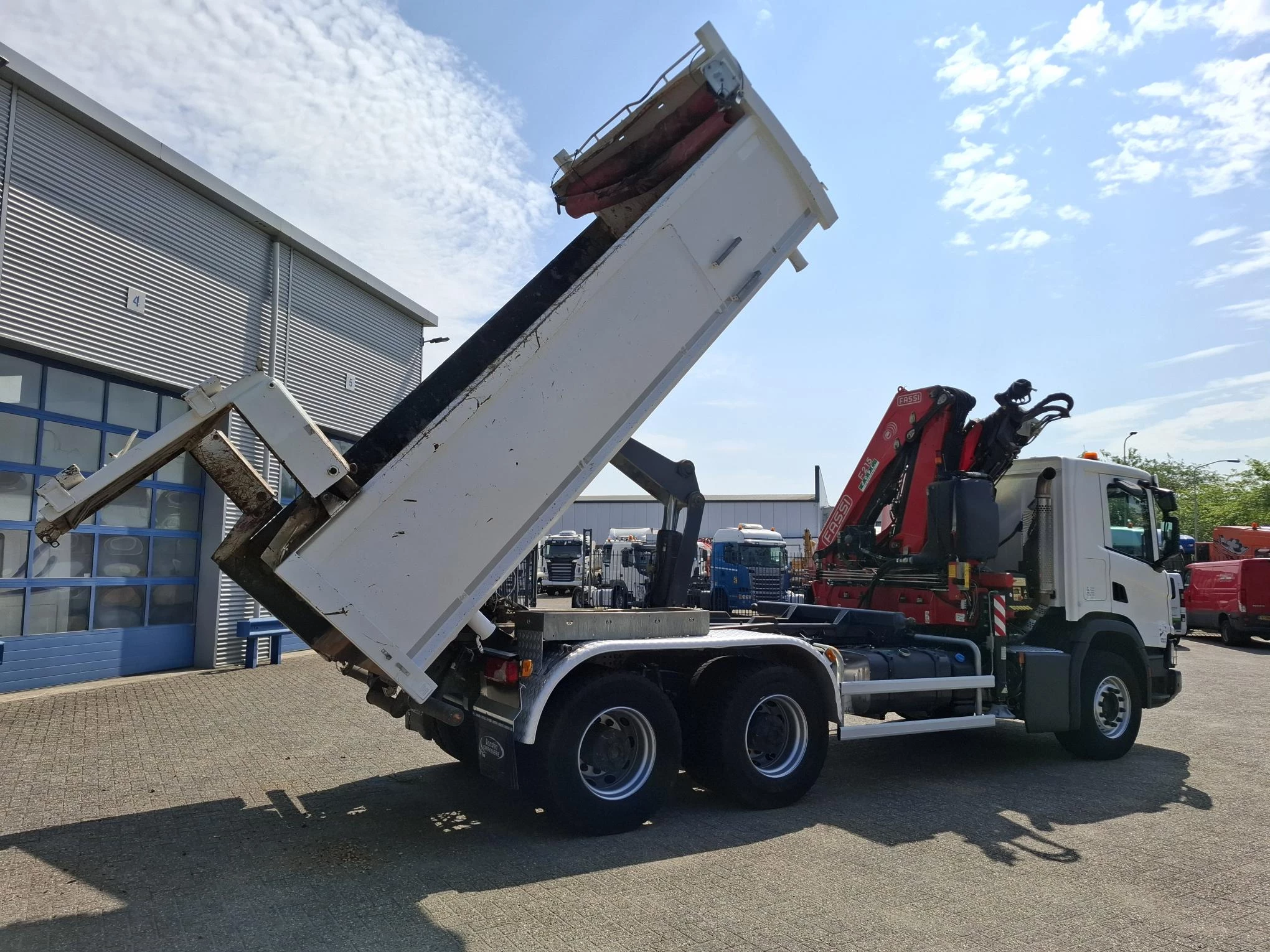 Scania P - NGS XT P410 / 6X4 / RETARDER / ONLY:192584 KM / BIG AXLE / FASSI F215A / REMOTE / ROTATOR / 2SIDE TIPPER / FULL-STEEL / DRUM BRAKES / TUV:01-03-2027 / EURO-6 / 2018 afbeelding 19