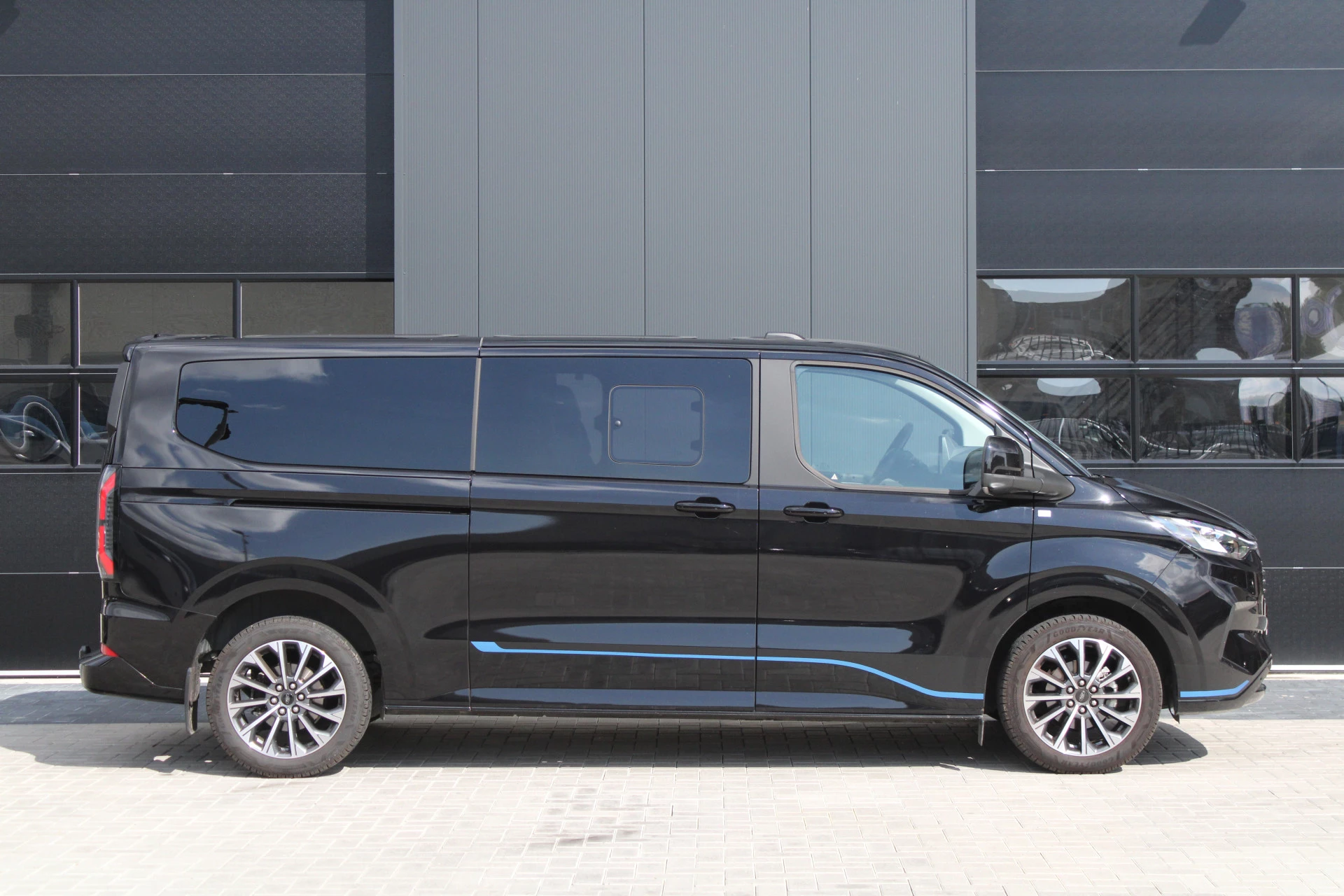 Ford Tourneo Custom 2024 - 320 2.0 TDCI L2H1 Titanium X DC 170pk - Adaptive Cruise - LED - Blind Spot - Leder - Navigatie - 360 Camera - Trekhaak - Rijklaar Bild 5