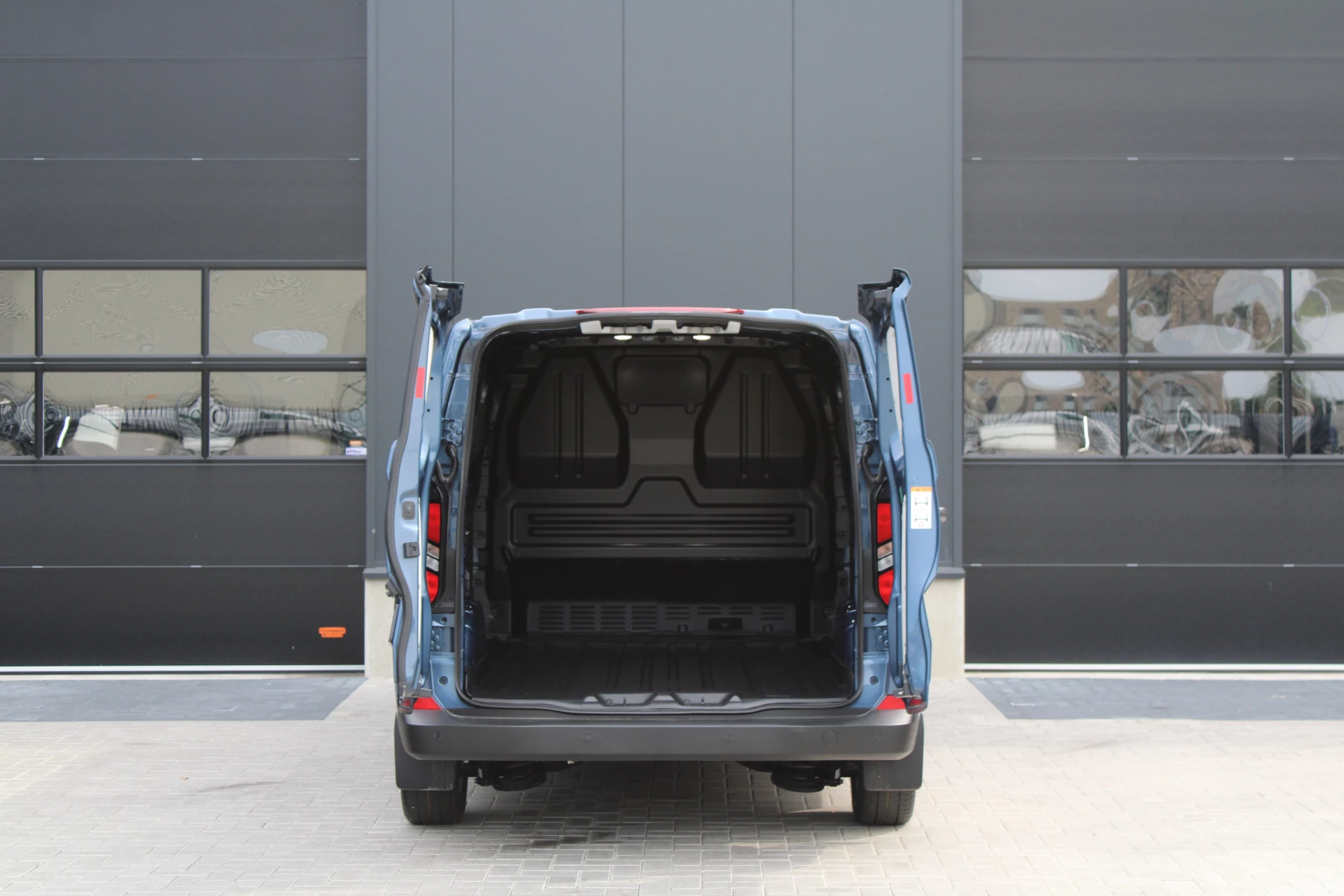 Ford Transit Custom 2025 - 320 2.5 PHEV L2H1 Trend 232pk - 5 jaar GARANTIE - 2x Schuifdeur - Adaptive Cruise - Blind Spot - Navigatie - Camera - Verwarmd Stuur - Rijklaar image 10