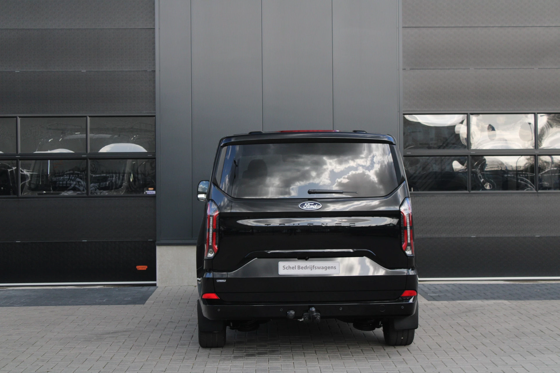 Ford Tourneo Custom 2025 - 340 2.5 PHEV L2H1 Titanium X 232pk | 2x Schuifdeur | ACC | 360 camera | Leder | Navi | Verwarmd stuurwiel | 19" LM velgen | Rijklaar obrázek 7