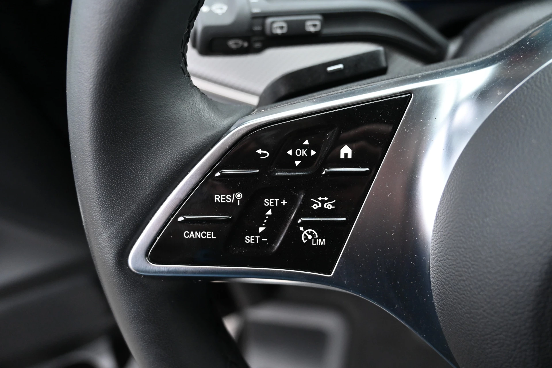 Mercedes-Benz V-Class 2024 - 300d 4-Matic AMG DC L3 XL image 21