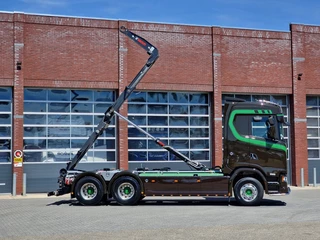 Scania S 2023 - 590S V8 NGS 6x4 - HIAB Multilift 24T + Box with Palfinger crane - Like new - Retarder - Full air - Leather obrazek 49