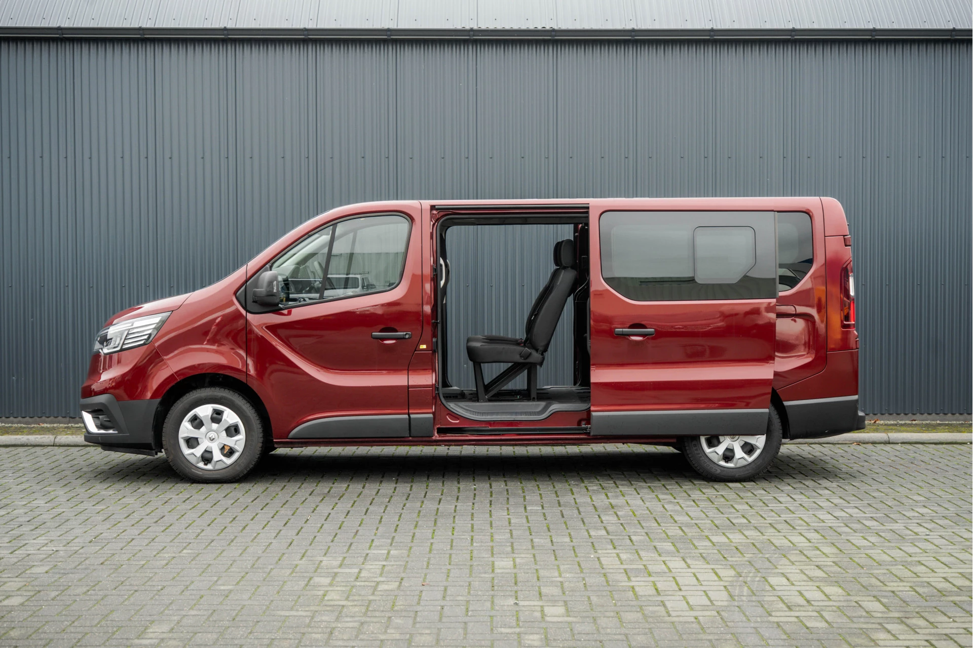 Renault Trafic 2024 - Blue dCi 150PK | L2H1 | 9-Zits | Incl. BTW/BPM | LED LED | Camera | Navi | Zijschuifdeur R+L | Cruise | Airco | PDC Bild 6