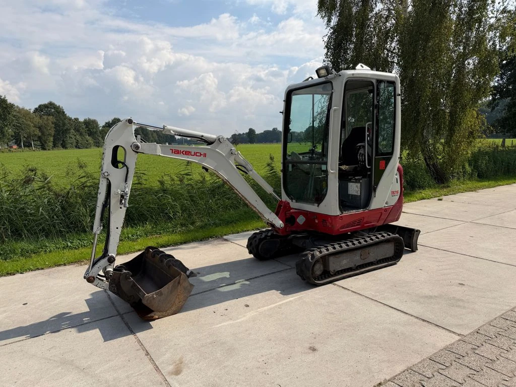 Takeuchi 2014 - TB216 afbeelding 1