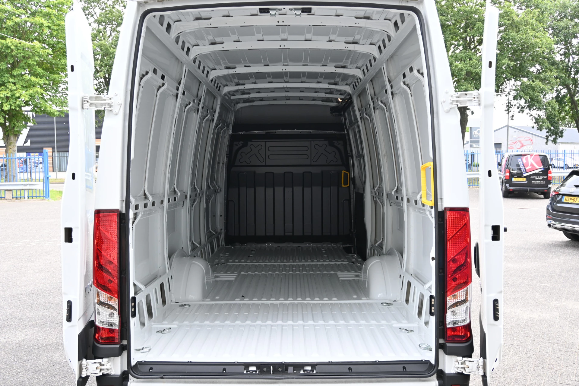 Iveco Daily 2023 - 35S18 3.0 180 pk L4H2 Maxi Hi-Matic obrázek 13