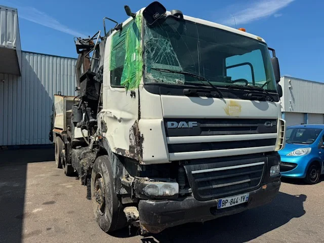 DAF 85 2011 - CF 360 , 6x2 , Manual Gearbox , accident right side , drives in yard afbeelding 4