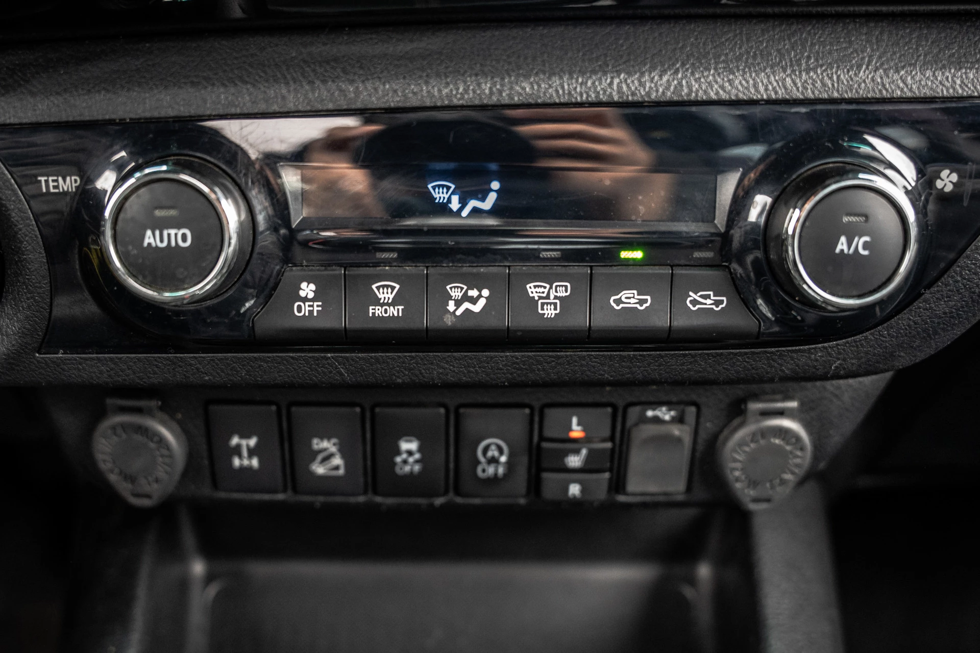 Toyota Hilux 2020 - 2.4 D 4WD | 150 PK | LED | Camera | Cruise | Navi | Climatronic | Trekhaak immagine 21