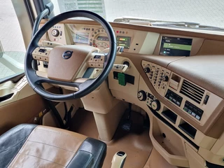 Volvo FH 2017 - 13.500 Globetrotter XL 4x2 - Show truck - Retarder - Custom interior - I parkcool image 20