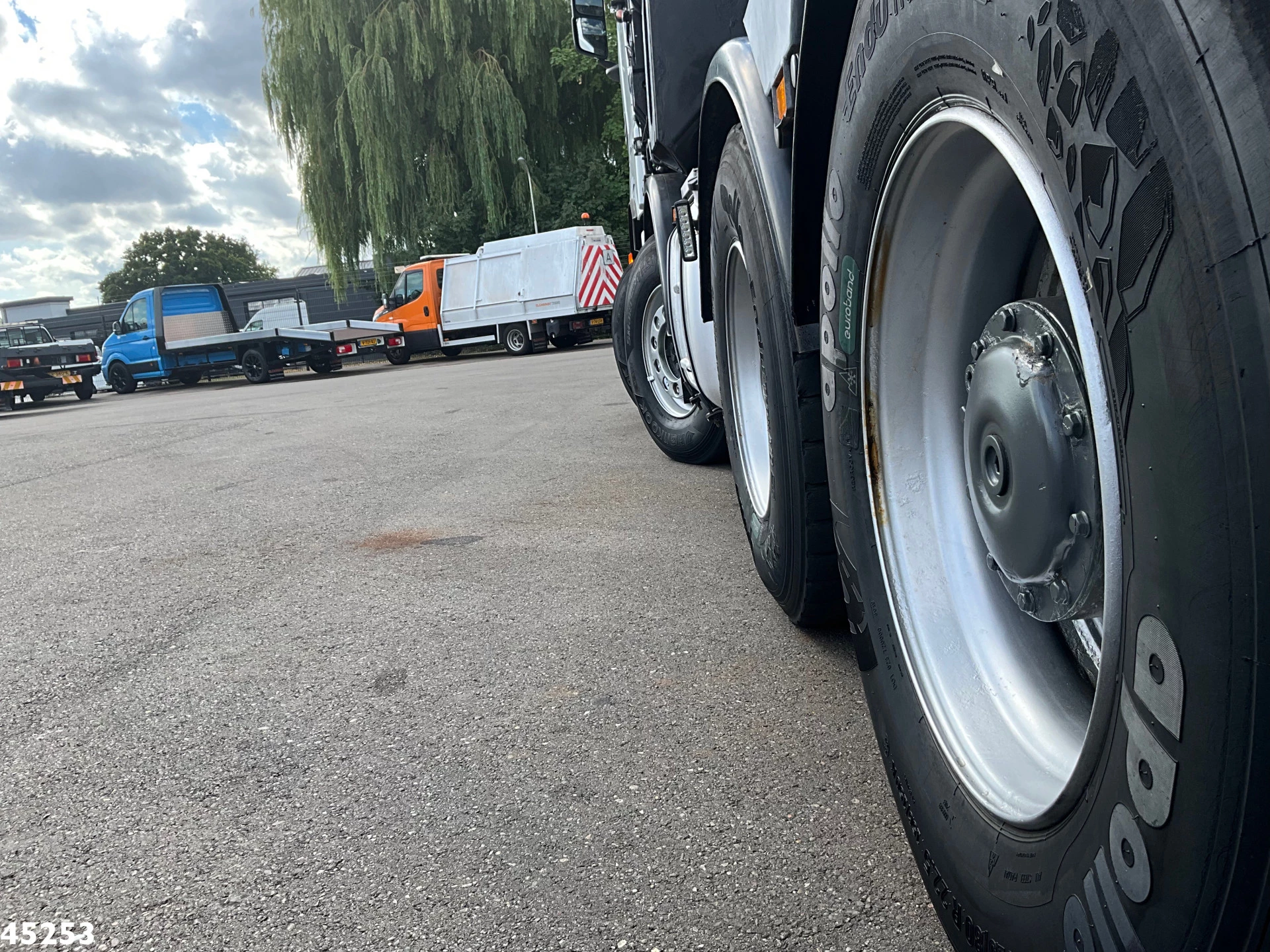 Mercedes-Benz Arocs 3253 8x4 Hiab 105 Tonmeter laadkraan 2019 image 18