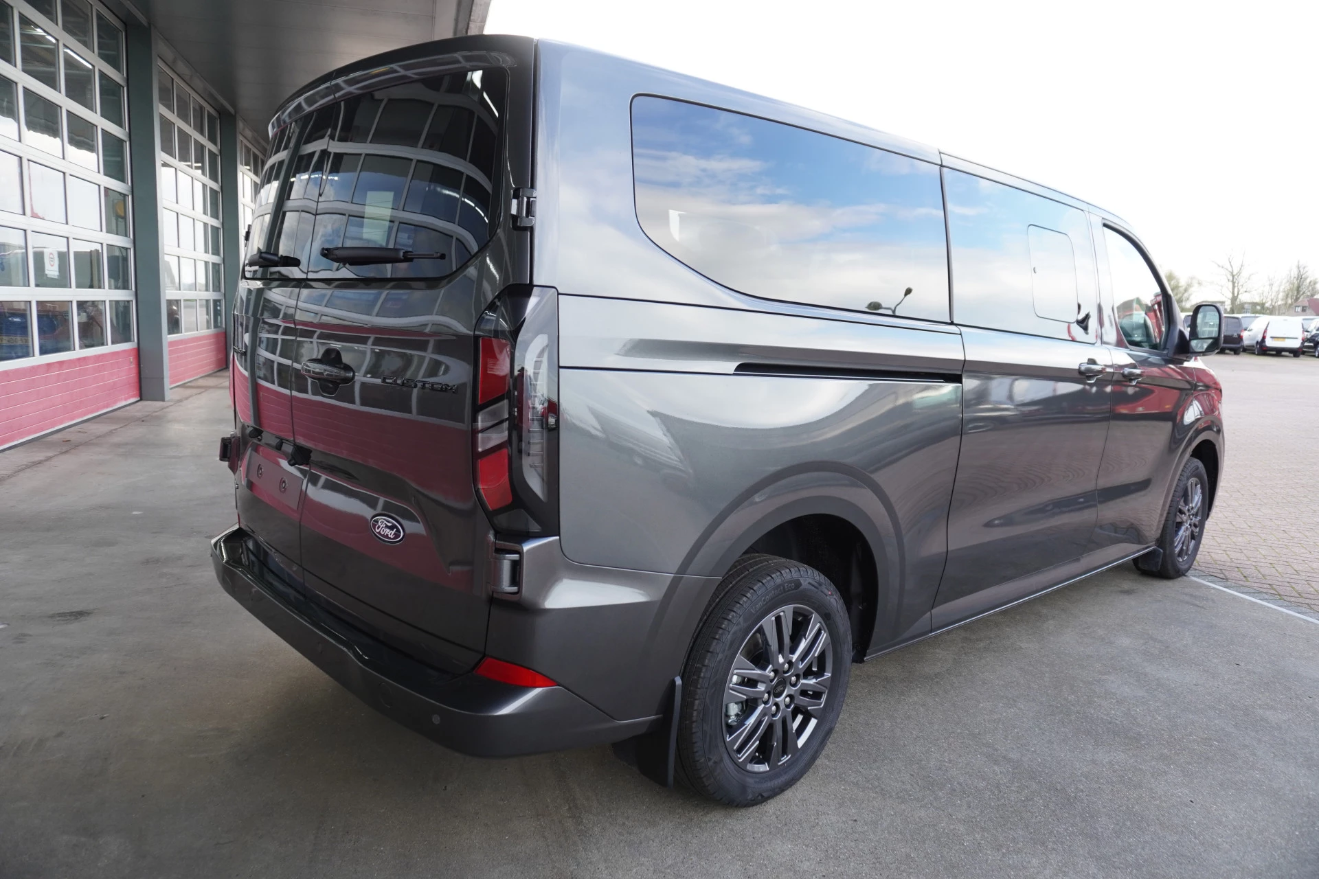 Ford Transit Custom 2025 - 320L 2.5 PHEV 233PK L2H1 Limited 8 Persoons PHEV Automaat imagen 4