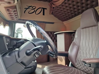 Scania T 2017 - T730 V8 Longline 6x2 - Show truck - Custom in- and exterior - New paint - New interior bild 10