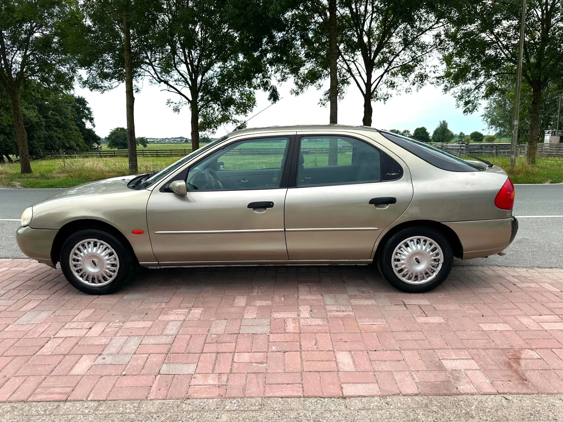 Ford Mondeo 2000 - 1.6-16V Benzine Buss. Edit. NWE APK Airco Marge Youngtimer!!! obrázek 2