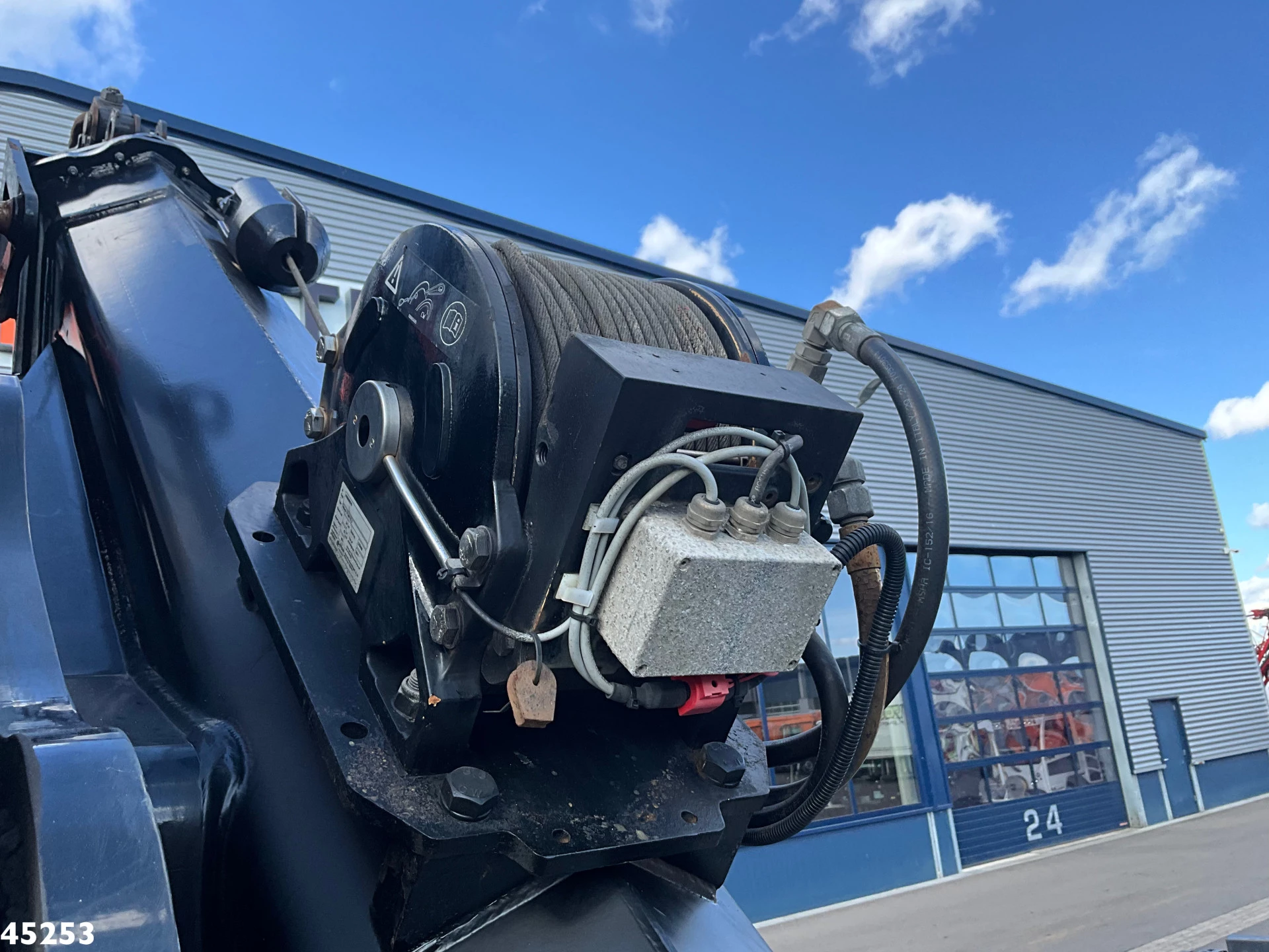 Mercedes-Benz Arocs 3253 8x4 Hiab 105 Tonmeter laadkraan 2019 image 14