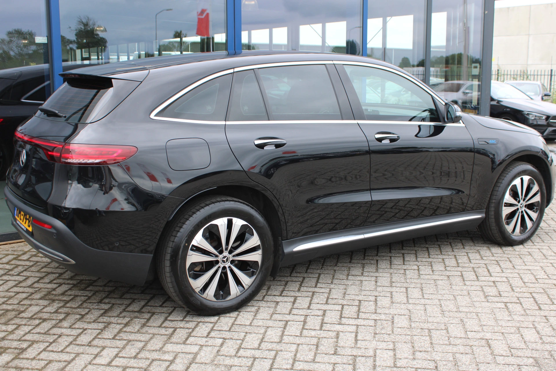 Mercedes-Benz EQC 2023 - 400 4MATIC 80 kWh LEDER KEY-LESS GO CARPLAY afbeelding 3