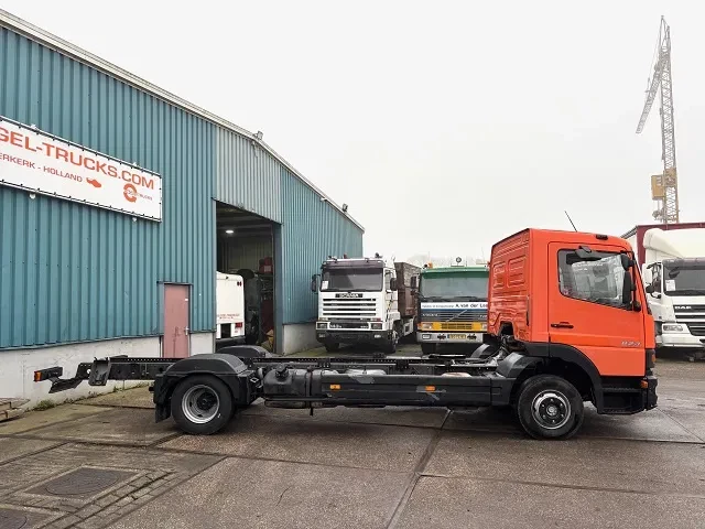 Mercedes-Benz Atego 1999 - 823L DAY CAB (6-CILINDER) 4x2 CHASSIS (MANUAL GEARBOX / SPER DIFFERENTIAL / 6-CILINDER ENGINE) obrázek 4