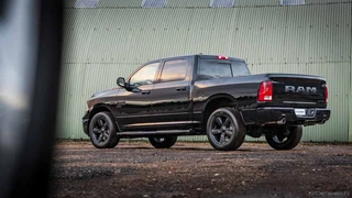 Dodge Ram 1500 2023 - 5.7L V8 402pk Crew Cab Night Edition Classic imagen 2
