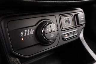 Jeep Renegade 2025 - 4XE HYBRID SUMMIT / LEDER / 18 inch / Apple Carplay изображение 32