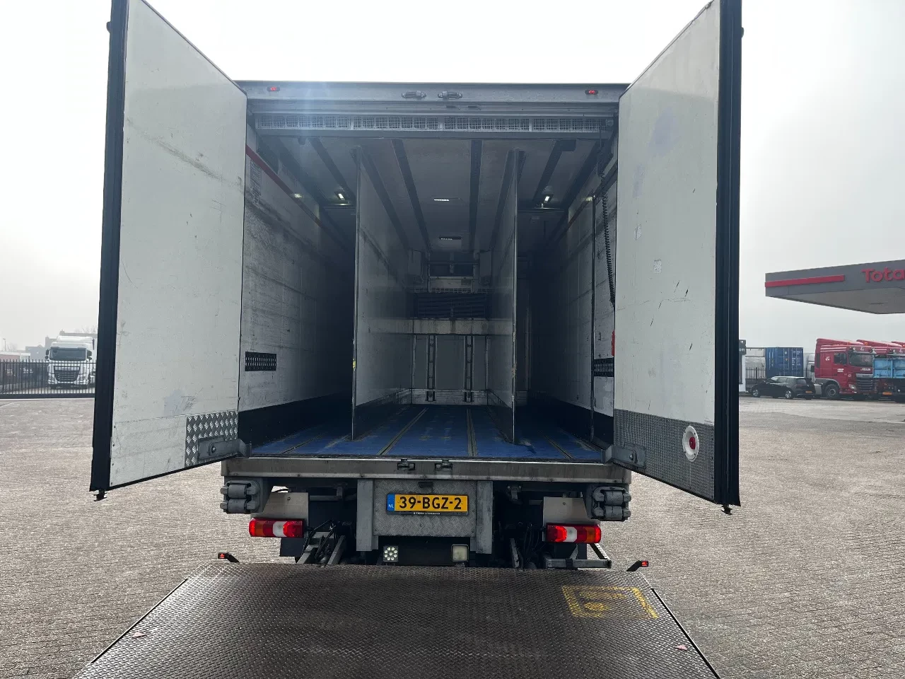 Mercedes-Benz Antos 2016 - Refrigerated Box | Tail Lift | Low mileage | 2016 image 8