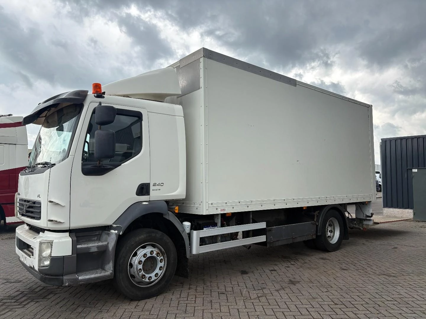 Volvo FL 2010 image 2