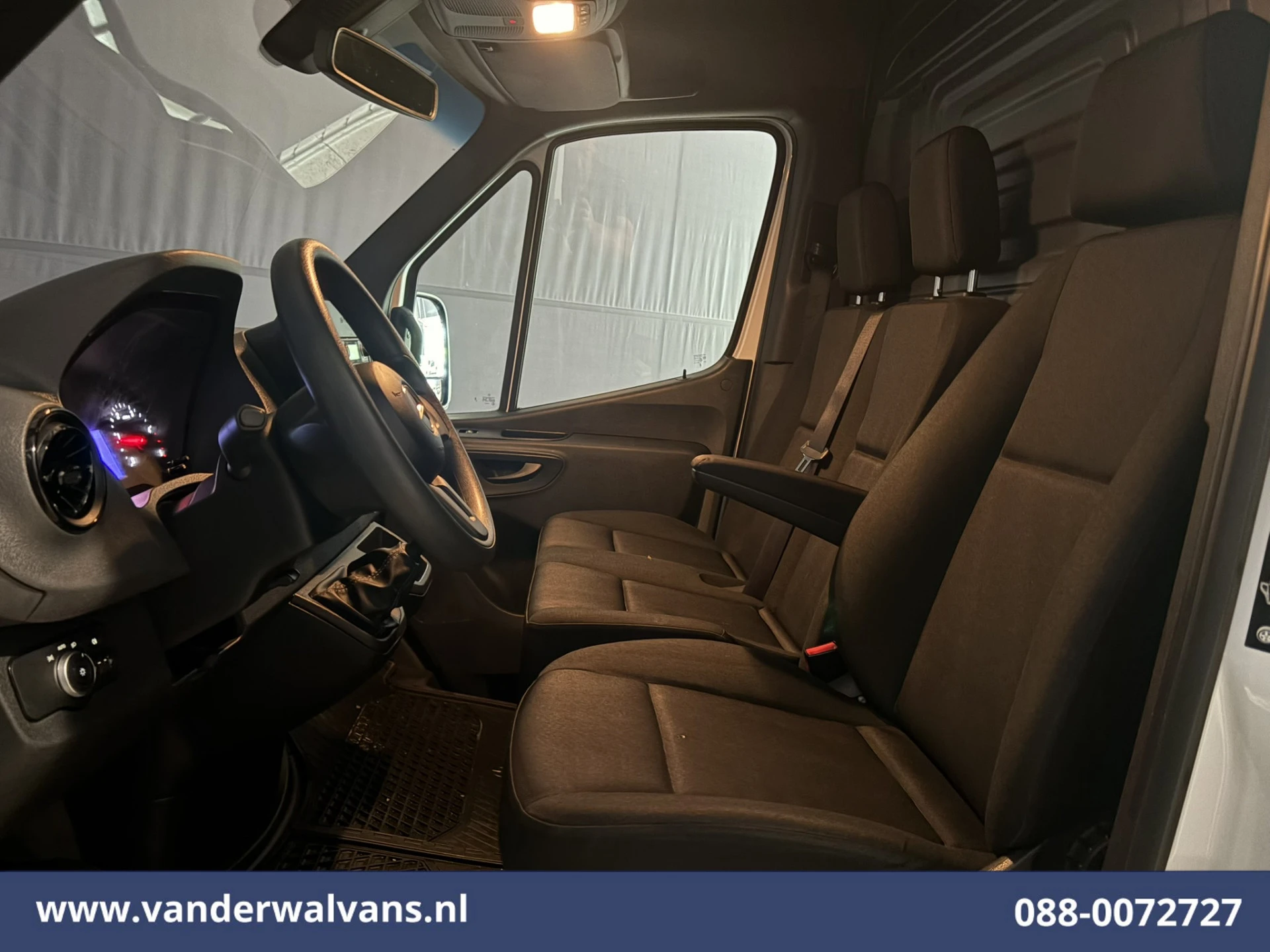 Mercedes-Benz Sprinter 2023 - 211 CDI 115pk L2H2 Euro6 Airco | Trekhaak | Bijrijdersbank afbeelding 13
