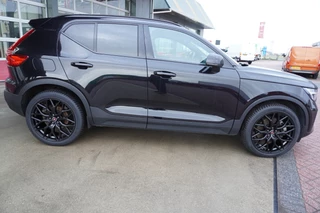 Volvo XC40 2023 - 1.5 T4 Recharge Dark Plus Hybride 20"Licht metalen velgen bild 3
