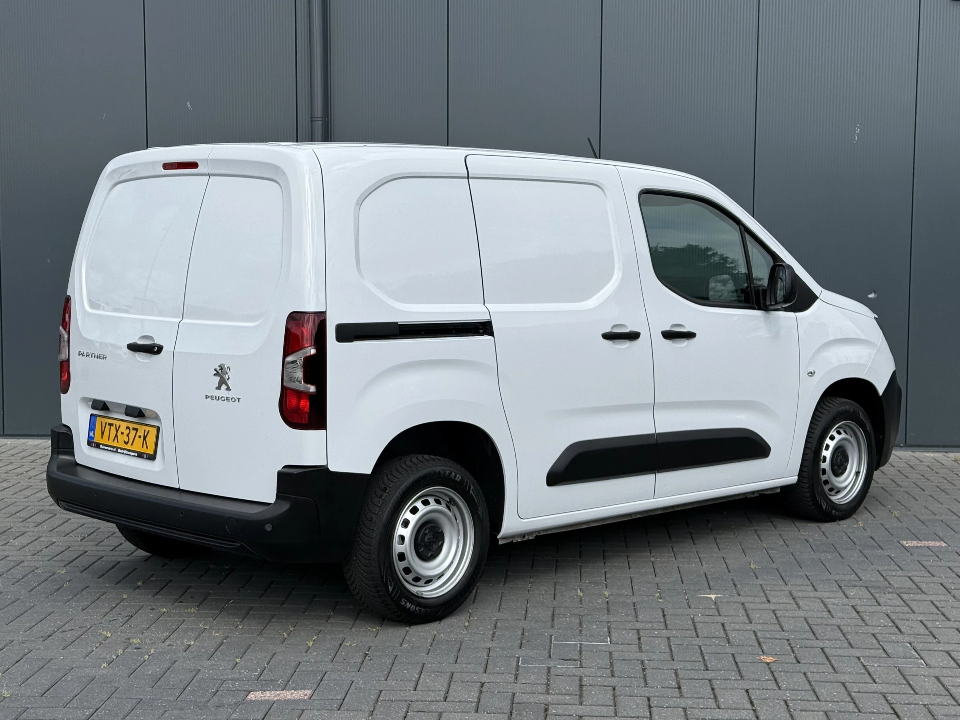 Peugeot Partner 2023 - 1.5 BlueHDi 102 PK / L1H1 / 1e EIG. / AIRCO / CRUISE / CARPLAY / SCHUIFDEUR / ZEER NETJES! zdjęcie 3