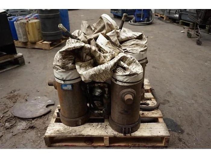 Hyva Hydraulic power pack | with 6 cilinders| 200 Bar | lifting cap. 80 tons|used for lifting bridge for heavy trucks.. 2024 image 11