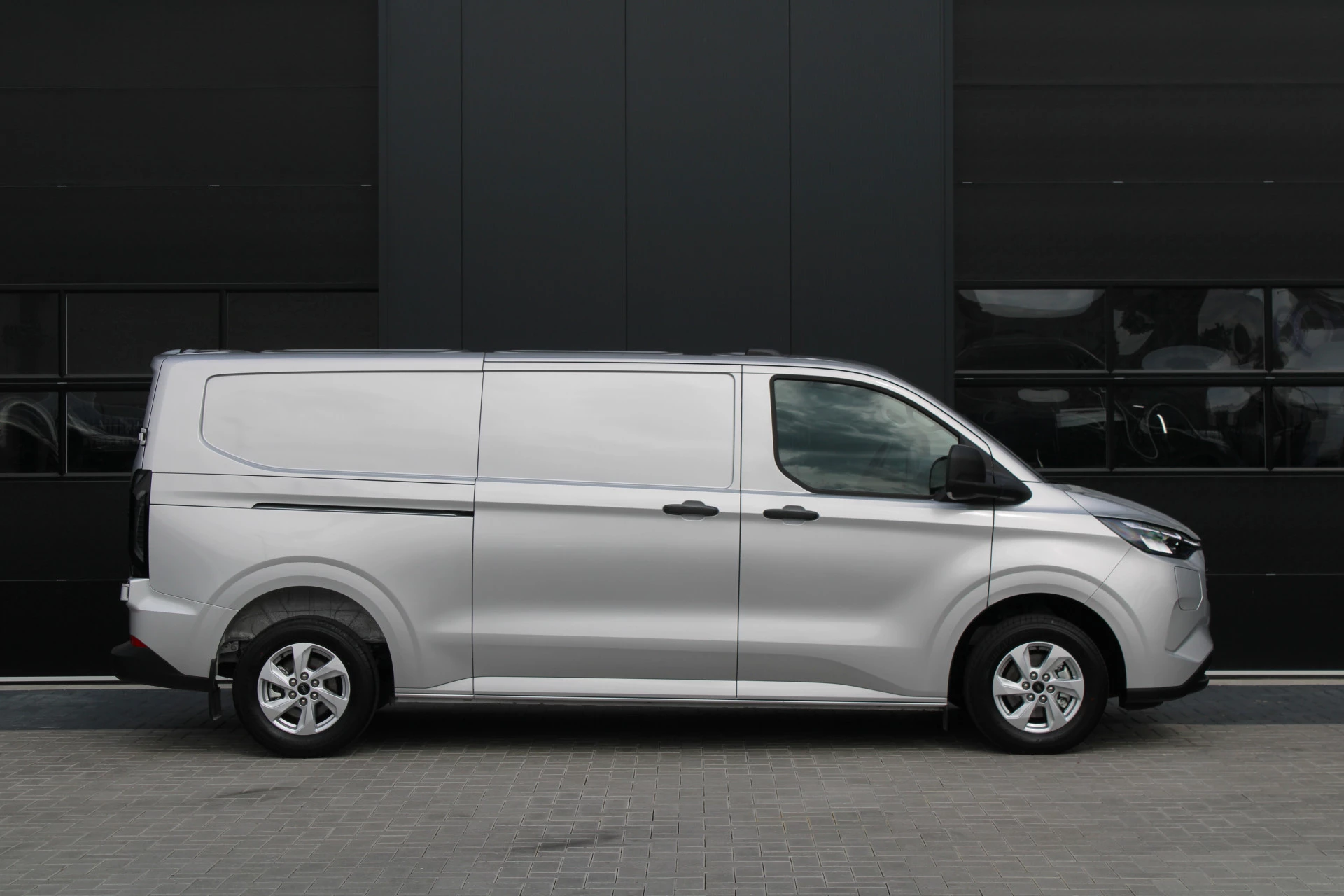 Ford Transit Custom 2025 - 320 2.5 PHEV L2H1 Trend 232pk - 5 jaar GARANTIE - 2x Schuifdeur - Adaptive Cruise - Blind Spot - Navigatie - Camera - Verwarmd Stuur - Rijklaar obrázek 4