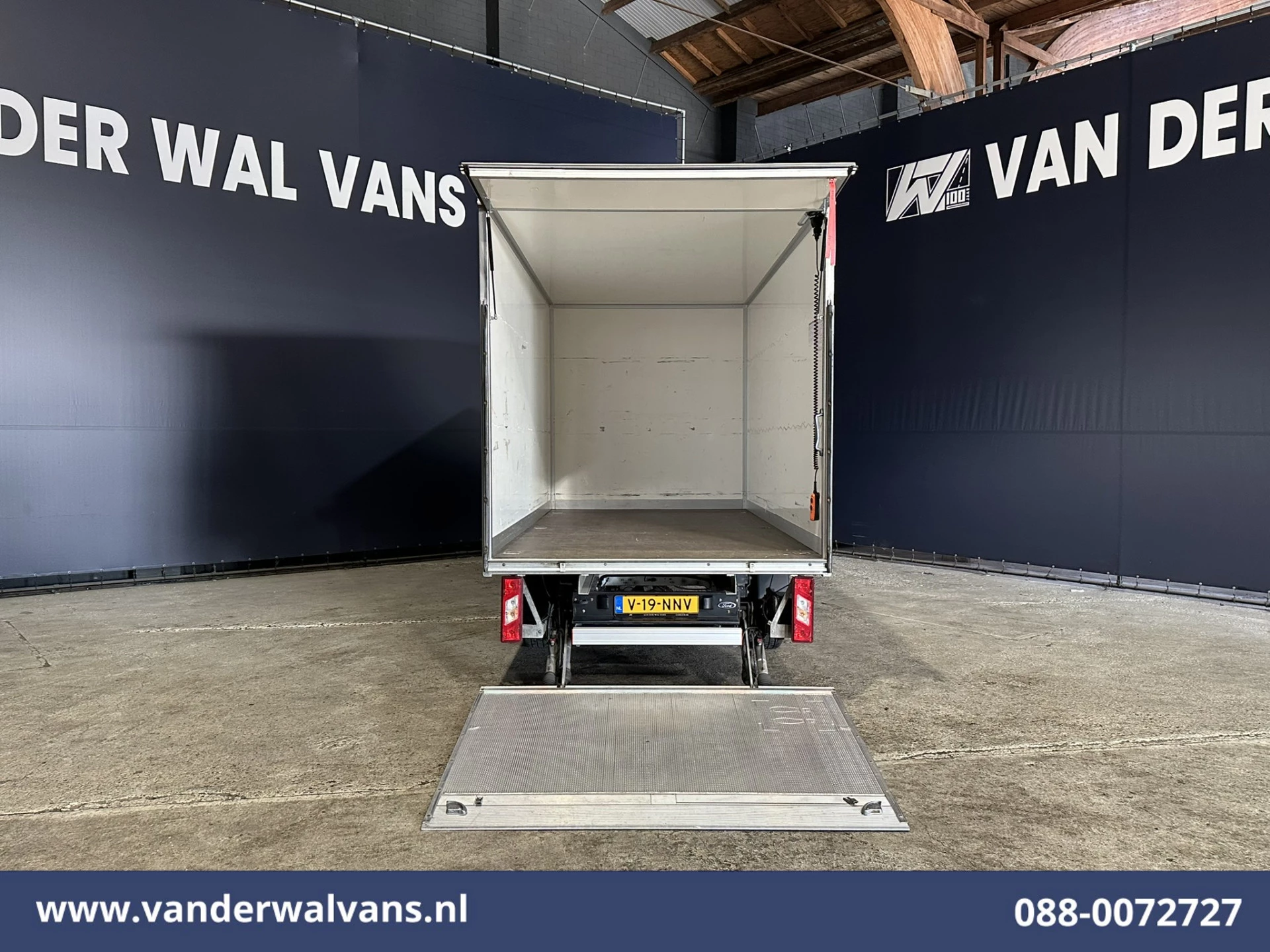 Ford Transit 2023 - 2.0 TDCI 131pk Bakwagen Laadklep Euro6 Airco | Cruisecontrol | Verwarmde voorruit image 3