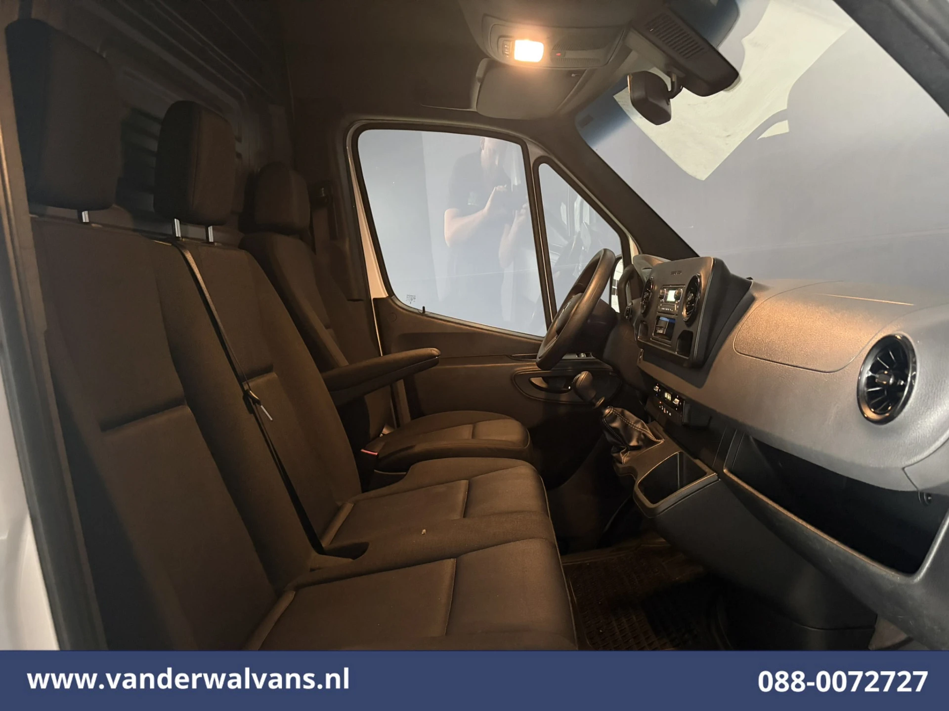 Mercedes-Benz Sprinter 2023 - 211 CDI 115pk L2H2 Euro6 Airco | Trekhaak | Bijrijdersbank afbeelding 6