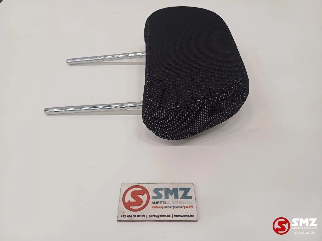 Caterpillar 2022 - Headrest from seat Caterpillar obrázek 4