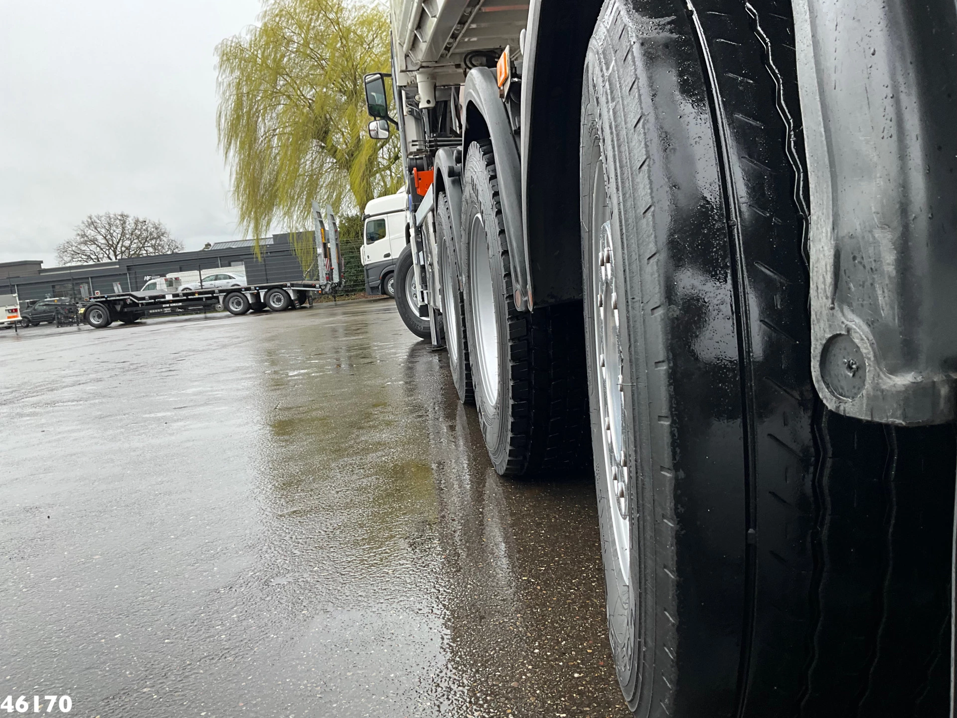 Volvo FH 2012 - 420 8x4 HMF 22 Tonmeter laadkraan image 11