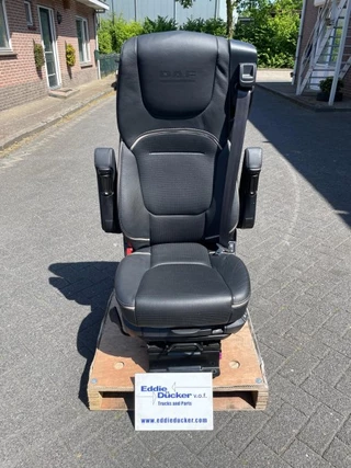 DAF N/A - 2296487 BESTUURDERSSTOEL MET DAF-LOGO immagine 2