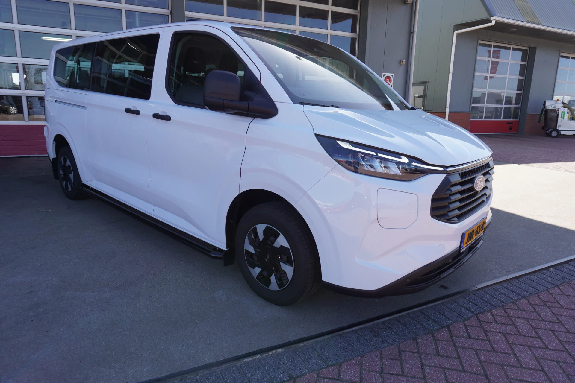 Ford Transit Custom 2026 - 340L 2.5 PHEV 233PK L2H1 Trend 9 Persoons PHEV Automaat obrázek 2