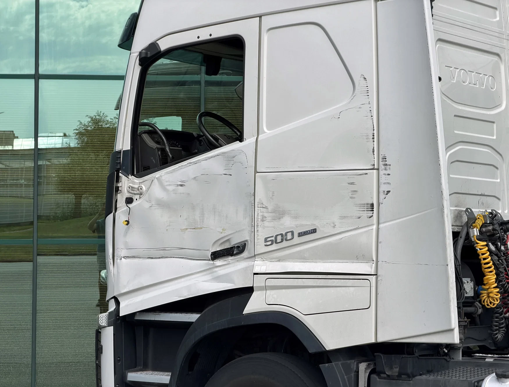 Volvo FH 2018 - 13.500 EURO 6 ONLY 712.000 KM 2X TANKS DAMAGED ON LEFT SIDE HOLLAND-TRUCK afbeelding 8