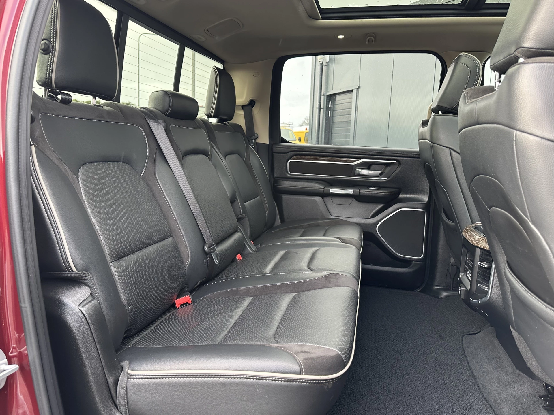 Dodge Ram 1500 2018 - 5.7 V8 LARAMIE / LPG / TREKHAAK 3.5T / ADAPTIVE CRUISE / LUCHTVERING / CAMERA / PANO / 12 INCH SCREEN / DELMONICO RED zdjęcie 9