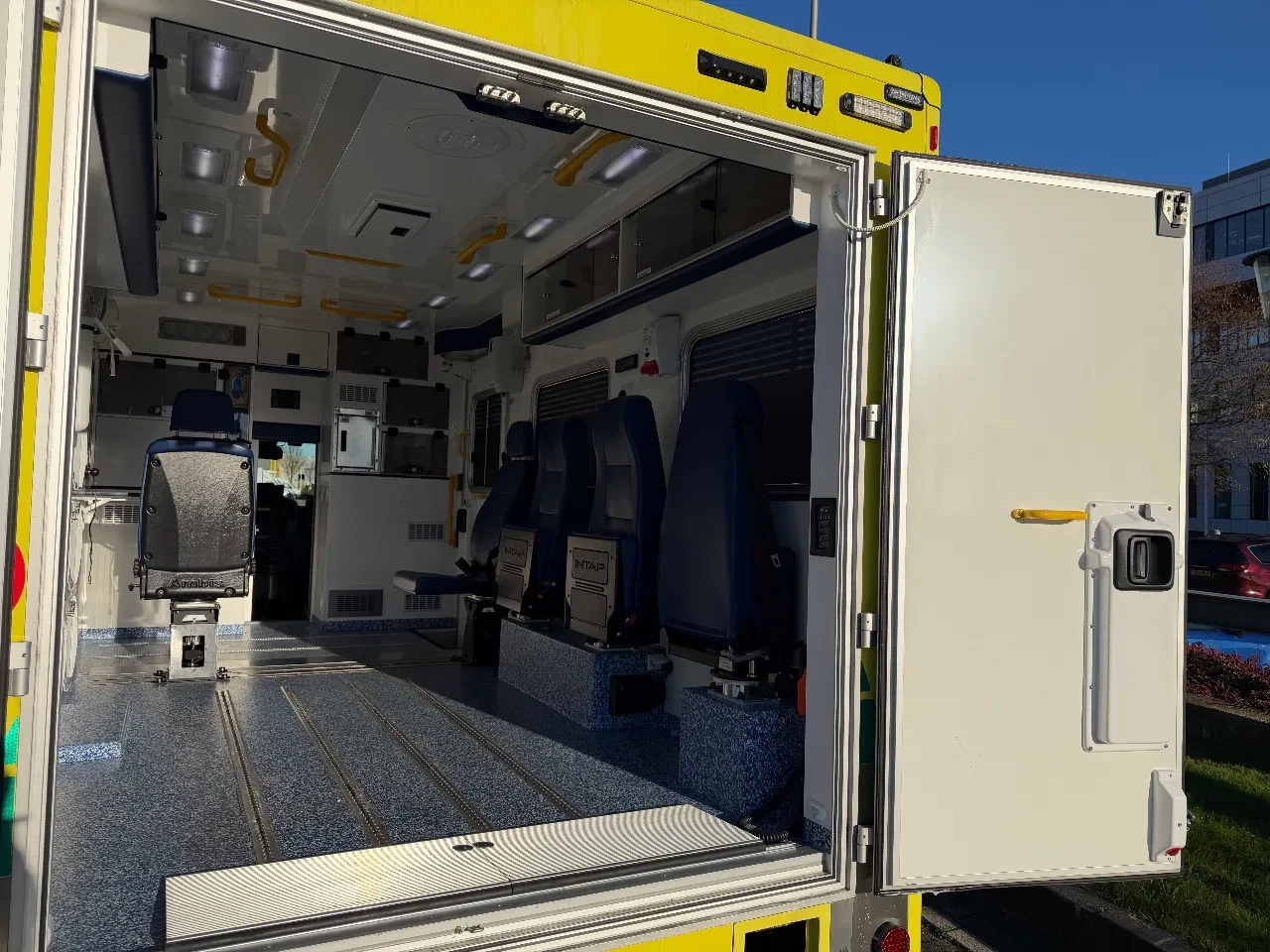 Mercedes-Benz Sprinter 2016 - 519CDI Special Ambulance Laadklep Automaat Airco Cruisecontrol V6 74000KM obrázek 13