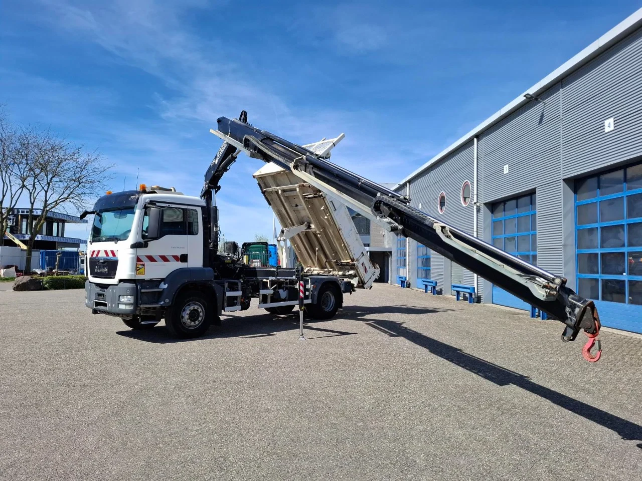 MAN TGS 2014 - 18.360 / FASSI F135 REMOTED CRANE / TIPPER / BIG AXLE / FULL-STEEL / DRUM BRAKES / 211690 KM / AIRCO / FRIDGE / AUTOMATIC / EURO-5 / 2014 immagine 2