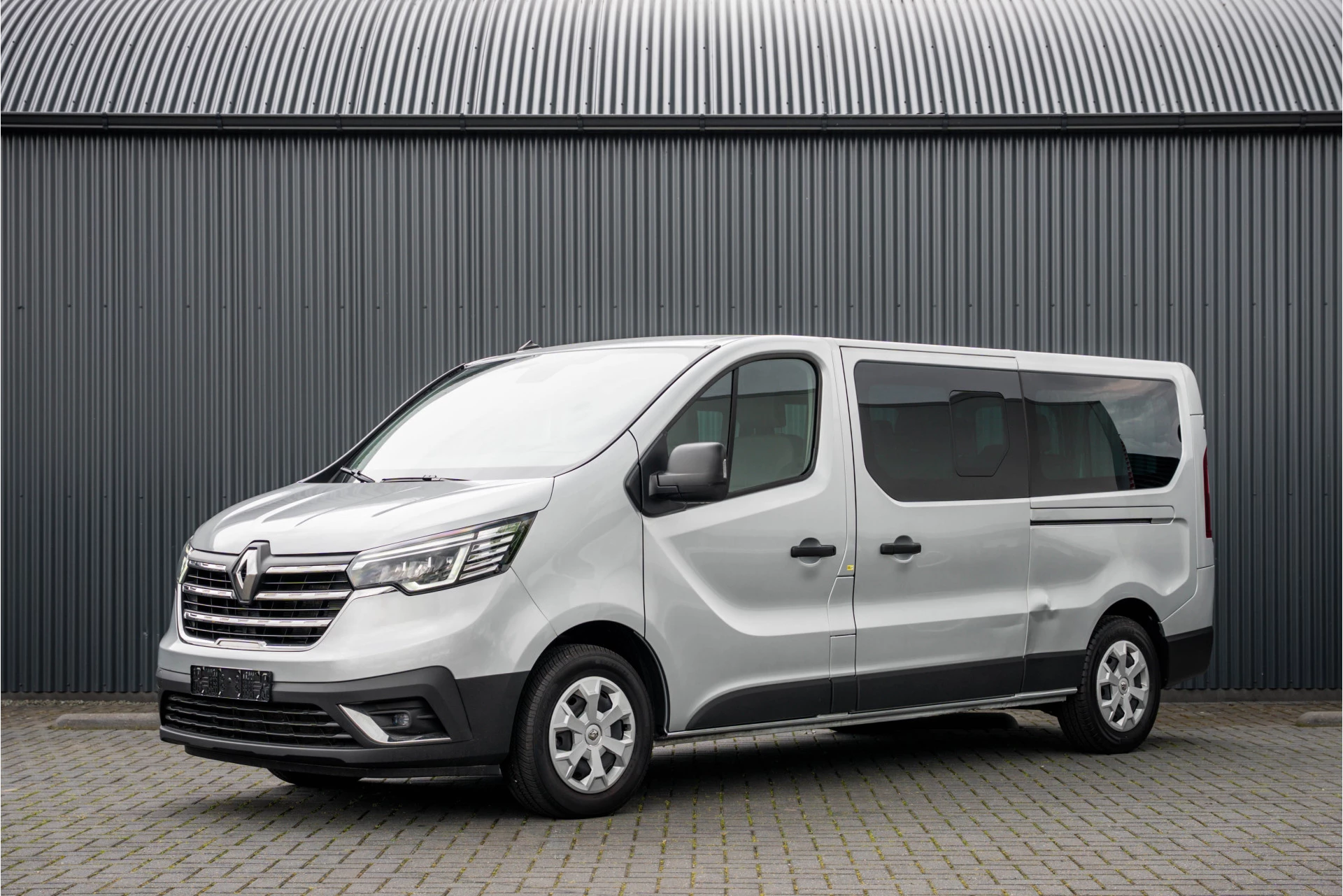 Renault Trafic 2024 - Blue dCi 150PK | L2H1 | 9-Zits | LED | Canera | Navi | Zijschuifdeur R+L | Cruise | Airco | PDC | Euro 6 image 1
