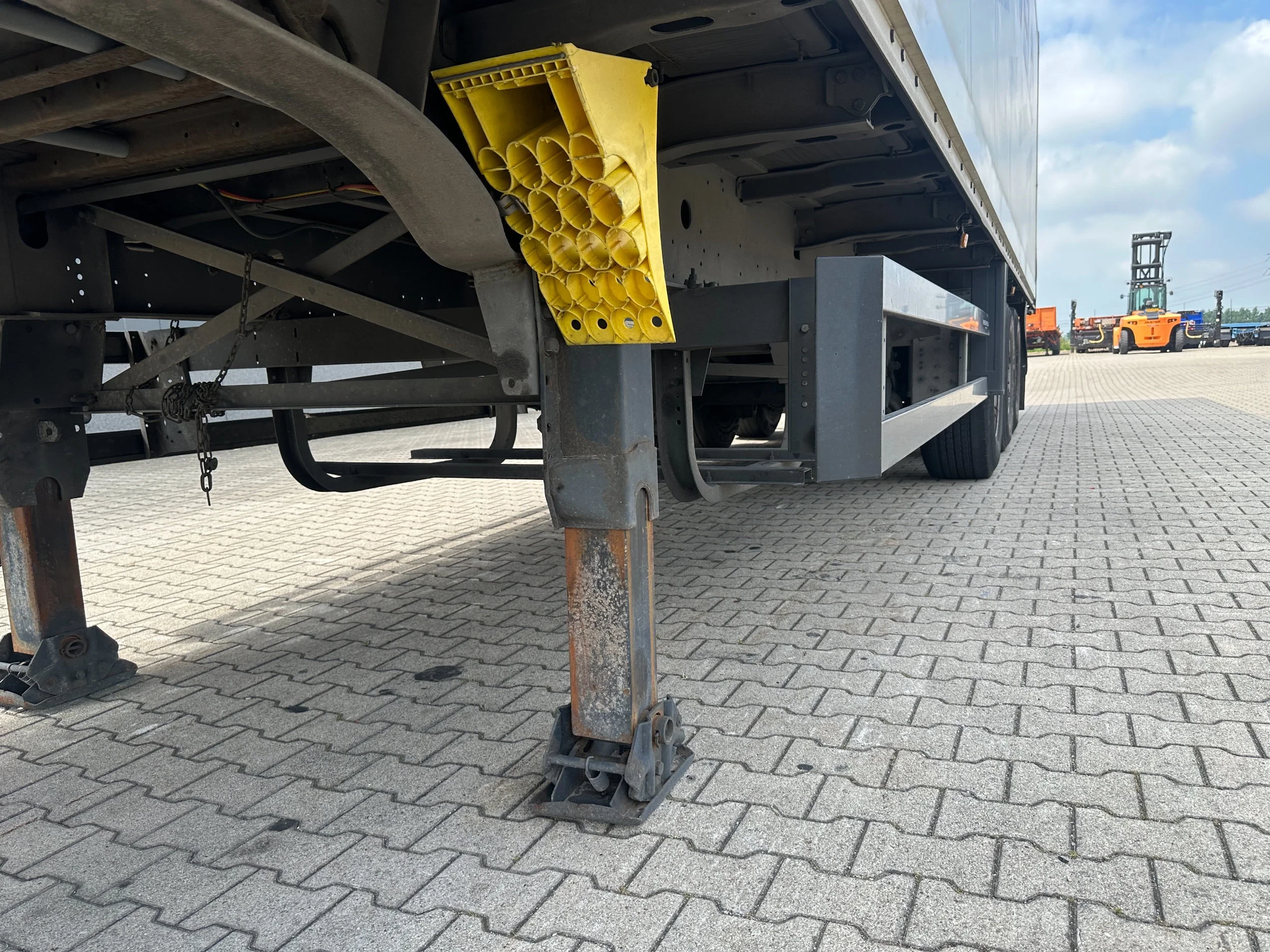 Schmitz Cargobull 2008 - SKO24 / SAF DISC / 2x LIFTAXLE / GALVANIZED / NL-TRAILER / DAMAGED obrázek 24