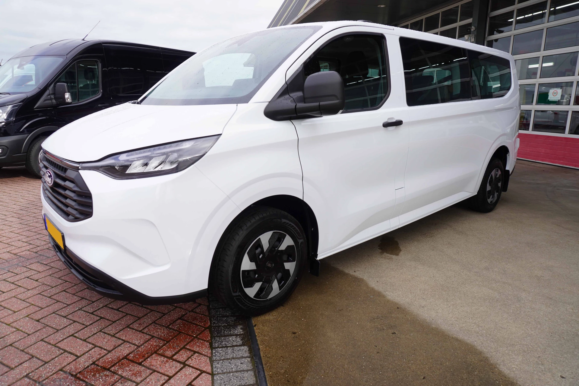 Ford Transit Custom 2025 - 340L 2.5 PHEV 233PK L2H1 Trend 9 Persoons PHEV Automaat image 9