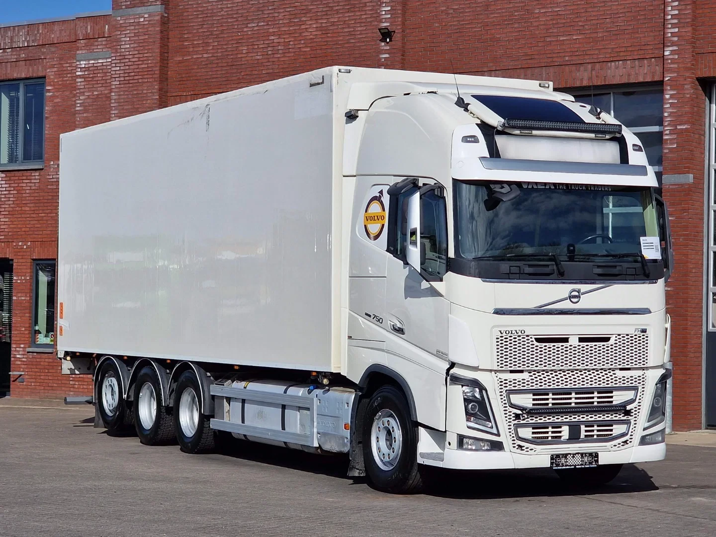 Volvo FH 2020 - 16.750 XL 8x4*4 - Carrier Supra 1150 MT - Bi Temp - Retarder - Loadlift - Bussbygg box изображение 1