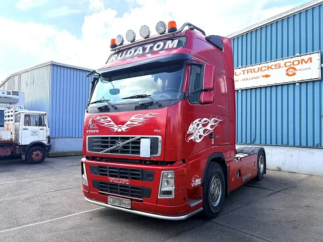 Volvo FH 2007 - 13.480 GLOBETROTTER-XL (MANUAL GEARBOX / VBI ENGINE BRAKE / HYDRAULIC KIT / P.T.O. / AIRCONDITIONING / FRIDGE / ETC.) afbeelding 1