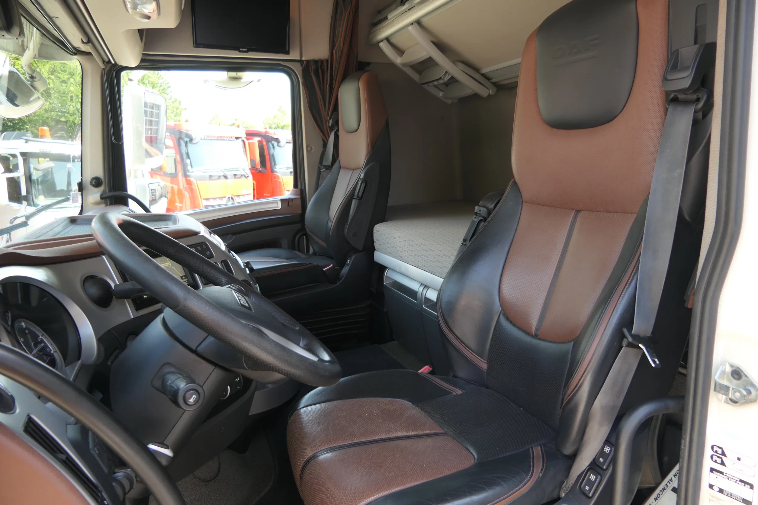 DAF XF 530 2020 - | Hydraulic | Retarder | 544203Km | 2020 | Smart Tacho 2 | Full Air | Roof airco | Stand klima | Leather Seats | Navi | Tv | Microwave | Full Options | Euro6-D | TUV/MOT/APK 05-2027 | French Truck afbeelding 29