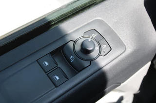 Ford Transit Custom 2024 - 320 2.0 TDCI L2H1 Trend DC 136pk - Carplay - Android - Camera - Trekhaak - LED koplampen - Stoelverwarming - Draadloos laden - Rijklaar image 17