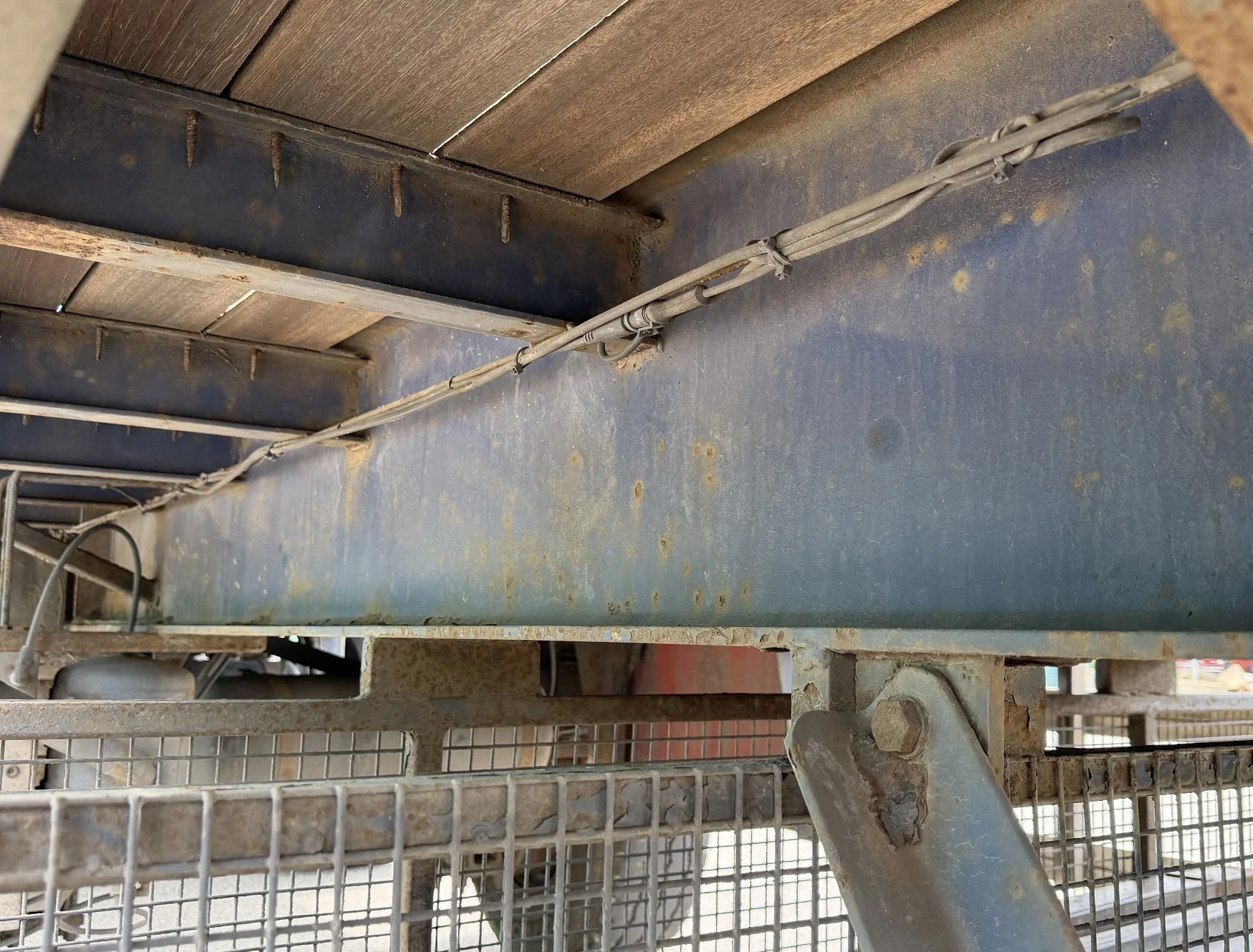 Floor 1981 - FLO-14-30-H DRUM BRAKES STEERING AXLE FLATBED HOLLAND-TRAILER afbeelding 10
