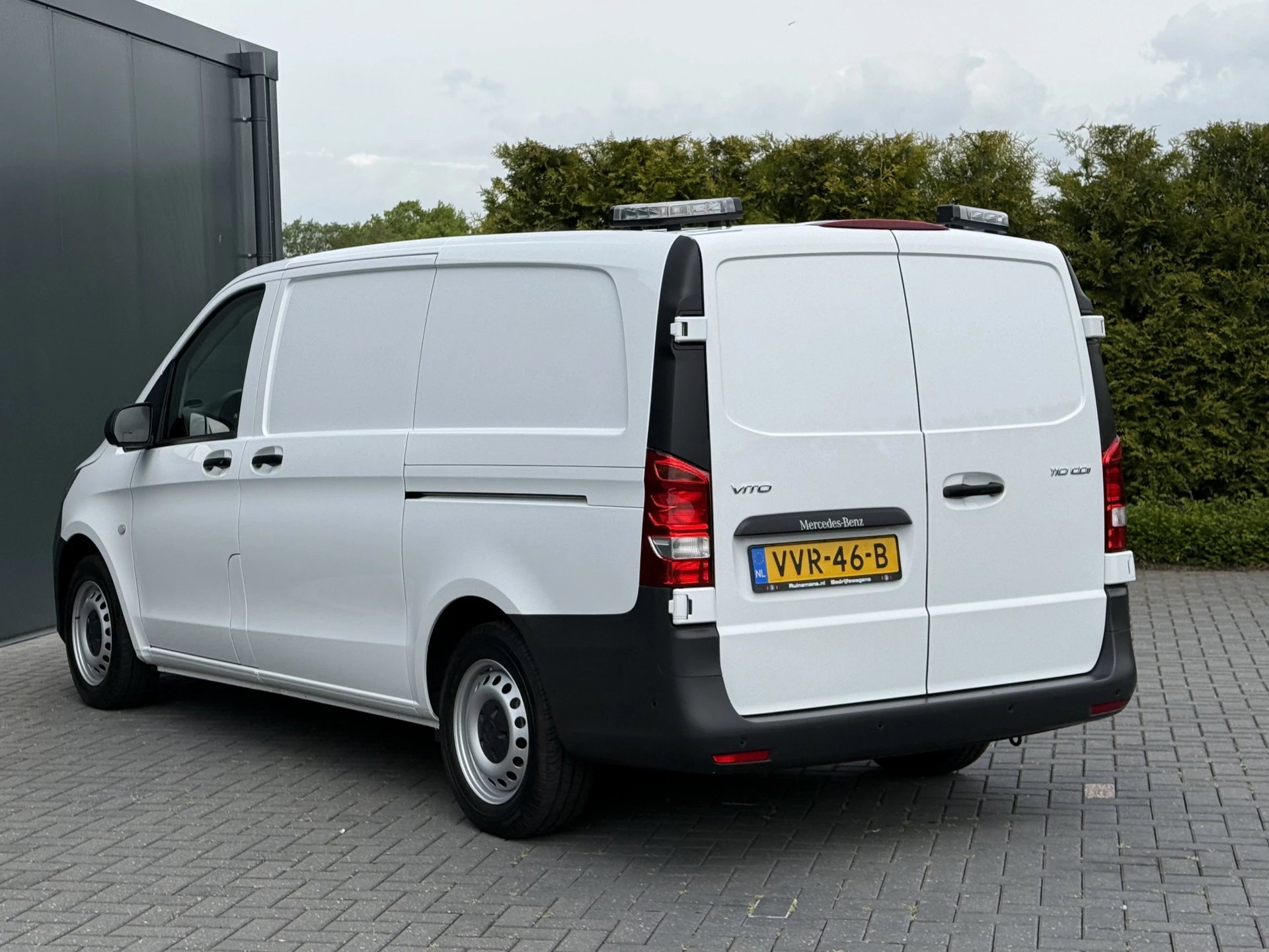 Mercedes-Benz Vito 2023 - 110 CDI / L2H1 / 1e EIG. / UNIEKE SORTIMO INRICHTING / 2x SCHUIFDEUR / **9.446 KM** / 3-ZITS image 7