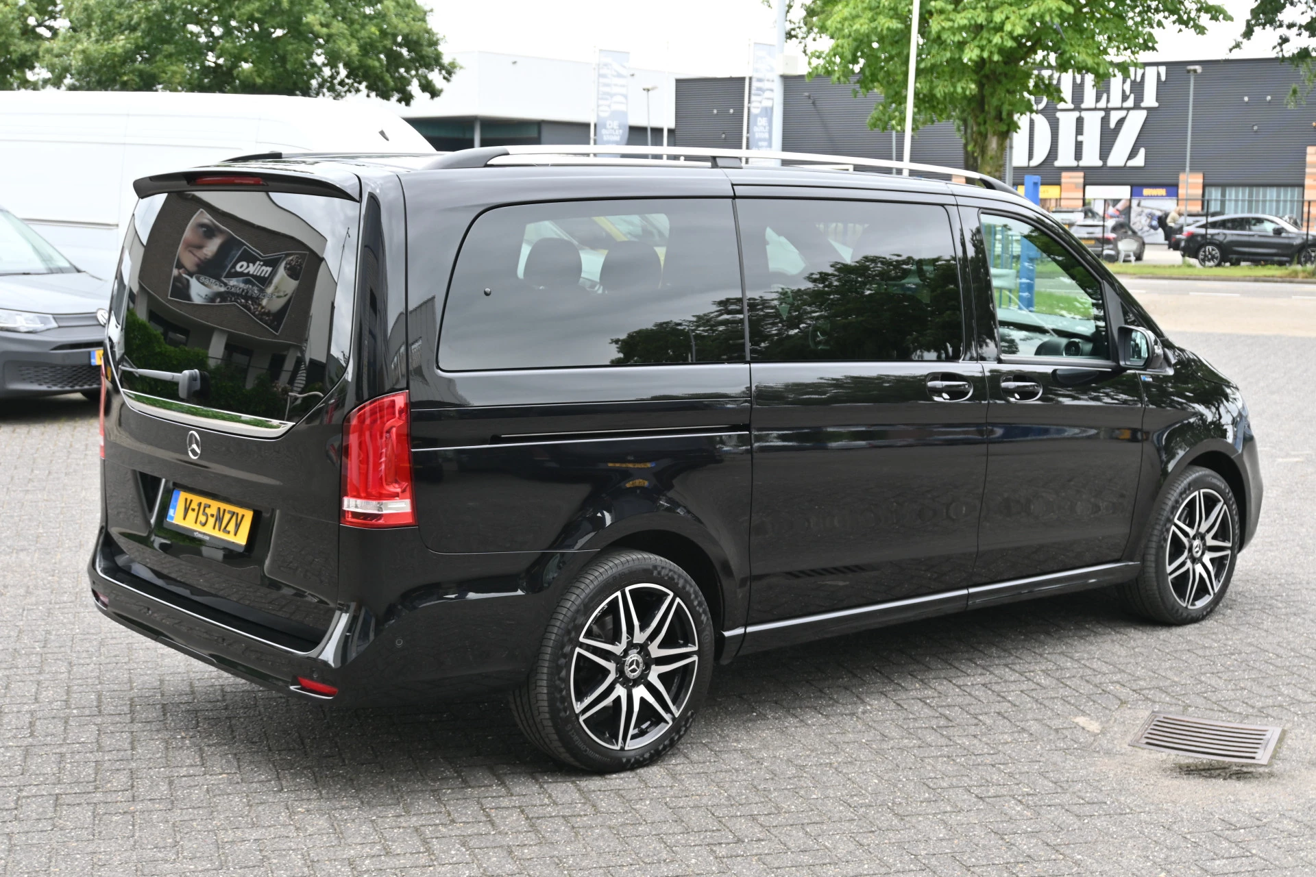 Mercedes-Benz V-Class 2024 - 300d 4-MATIC AMG DC Avantgarde zdjęcie 4